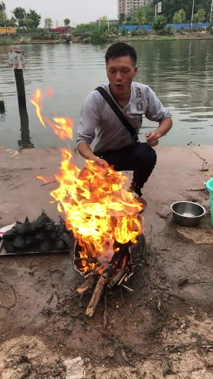 小伙恨透了清道夫,竟然这样对待清道夫,真好奇他是怎么想的?