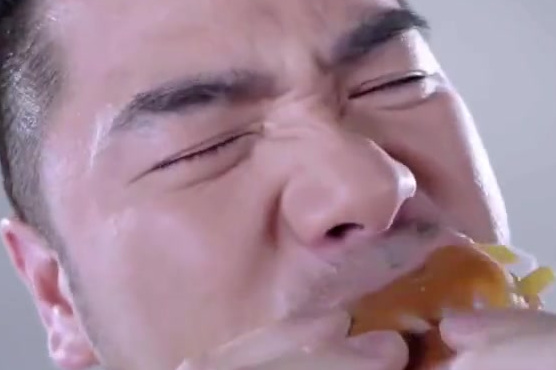 【麦当劳肯德基否认汉堡变小:包装纸变小绑紧了你感觉到了吗?】据南方都市报调查,超过50%的