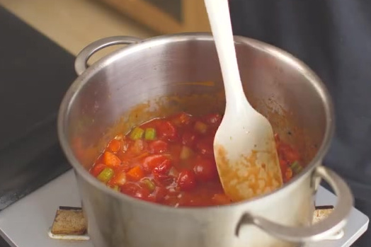 牛尾做的【罗宋汤】不止番茄汤汁浓郁,牛味更足! 肉的部分可以用牛腩代替,煮的时候放根骨头在