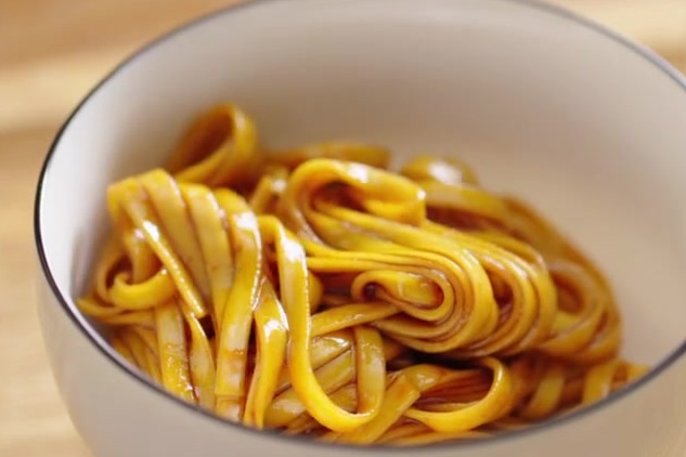 【黄磊老师同款葱油拌面】食材简单,但味道好吃到炸!做一次能解决好几顿饭,特别适合懒人。炸干