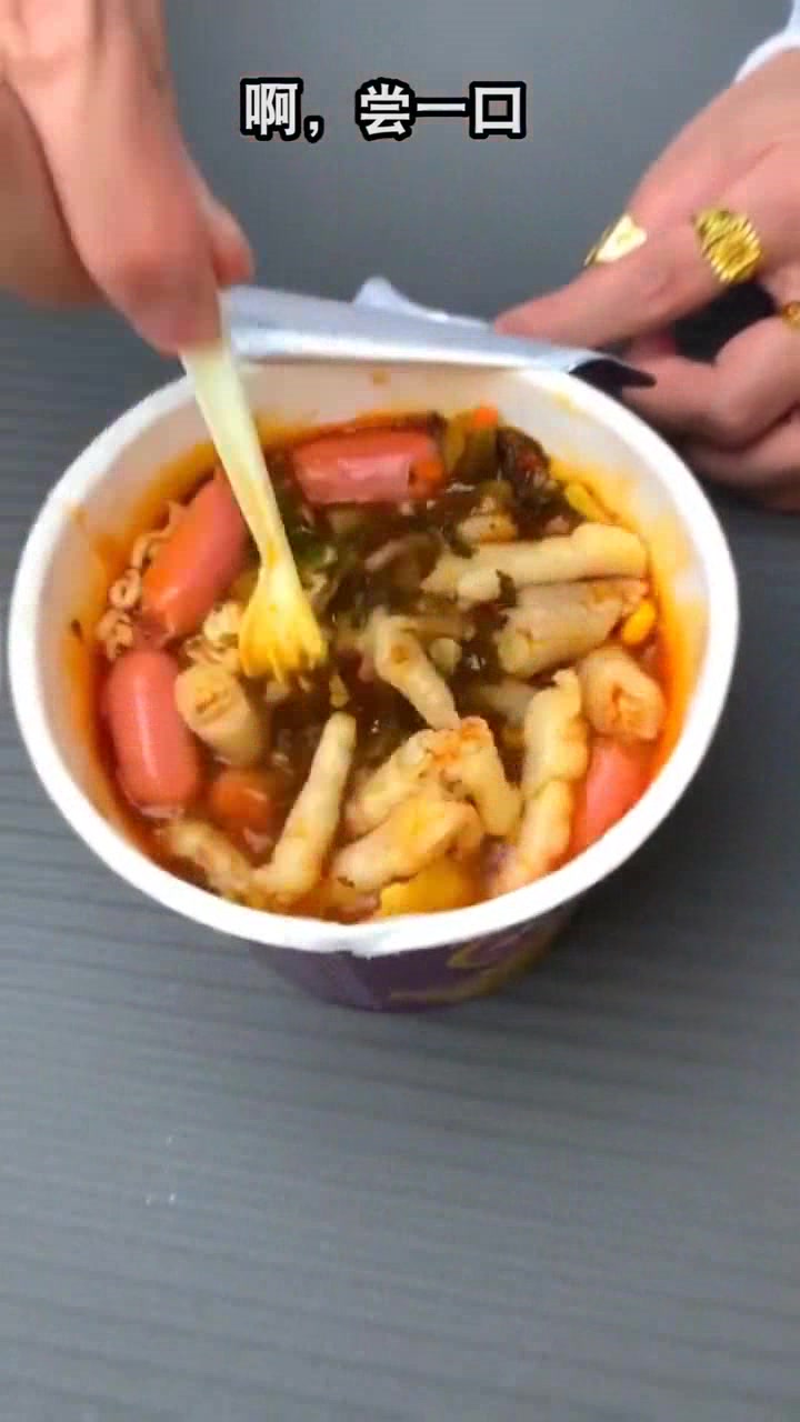 泡面新吃法,老坛酸菜方便面竟还能做的这么豪华,酸辣到想蹦迪!
