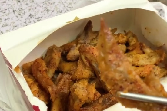 KFC香辣鸡翅尖试吃:19.9元36根,吃起来味道有点辣!