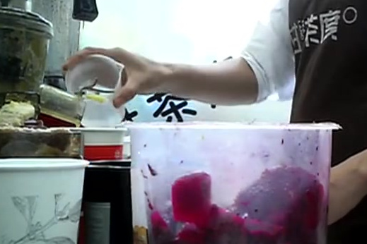 【人民微评:这杯最肮脏的奶茶,装满了多少恶?】“这是甘茶度还是泔水?!”网友的质问,直击灵