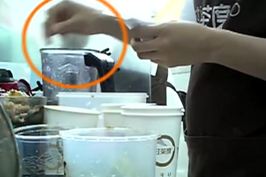 【记者卧底奶茶店甘茶度连呼恶心!店员:白给我都不喝!】手抓垃圾徒手切水果、烂芒果好坏掺着用