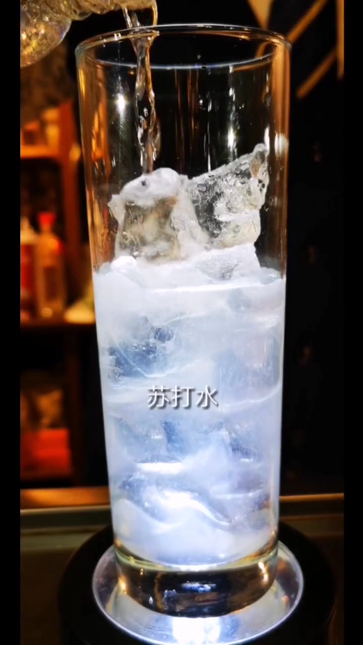 鸡尾酒《红酒金菲士》:配方是柠檬汁糖浆金酒红酒苏打水适量
