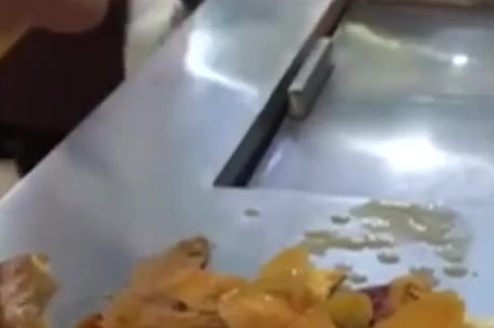 【甘茶度被曝严重卫生问题官网宣传语:老板是处女座】7月5日,奶茶店甘茶度被曝存在卫生问题: