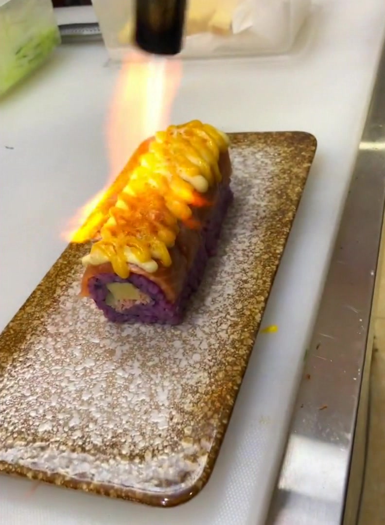 紫色饭的焦糖三文鱼,满满的高级感,连摆盘都这么讲究!