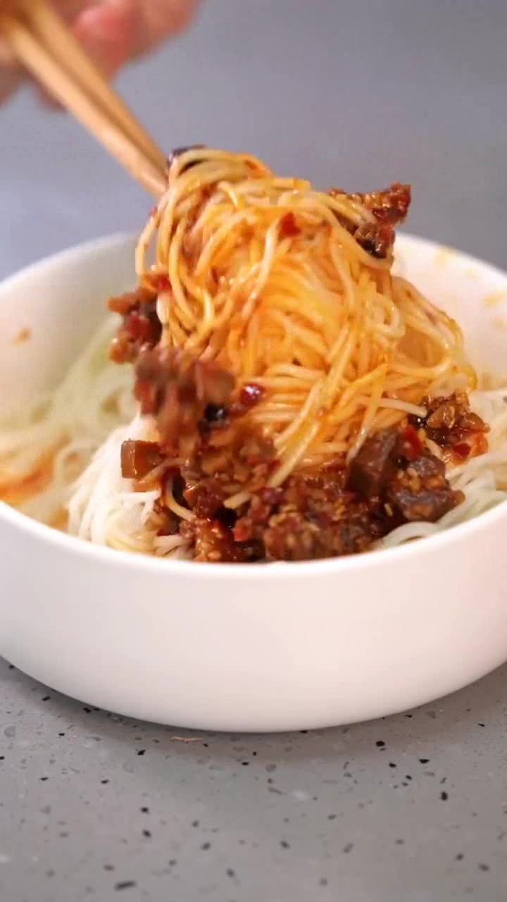 牛肉酱拌面,爽口细腻,可口入味,好吃到舔盘