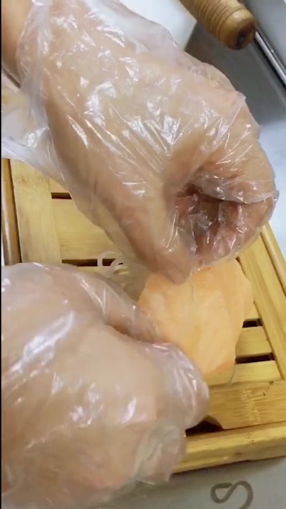 来自川菜馆的三文鱼刺身,这摆盘不错,家里人可以学起来!