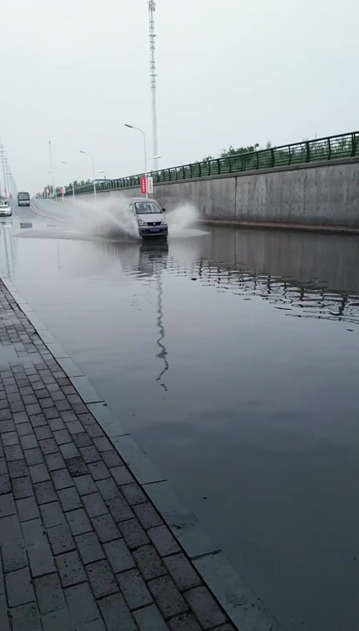 不听劝!松花江面包车非得开过去,结果尴尬了