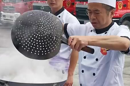 【看馋了!上得了火场下得了厨房,乐山消防员厨艺大比武】武能爬楼灭火,文能下厨烧菜。7月5日