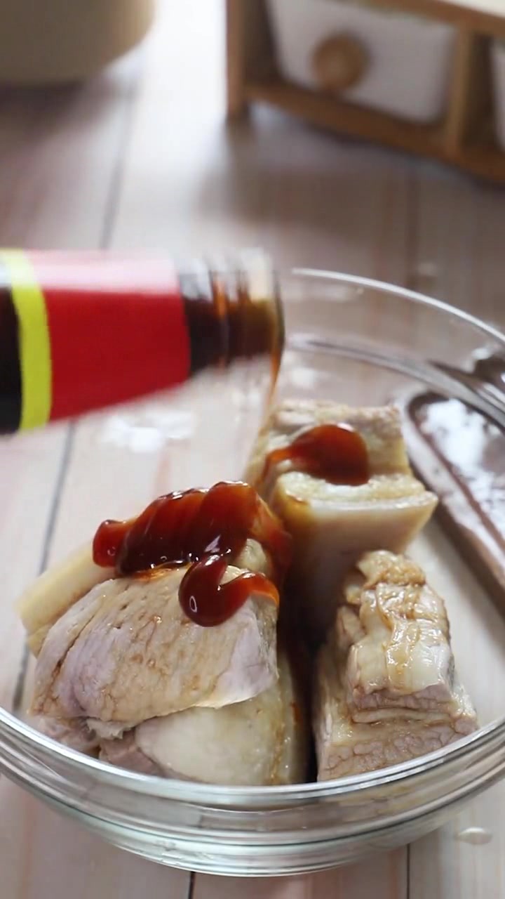 原来街边的脆皮烤五花肉是这样做出来的,烤出来真是咔咔香真过瘾