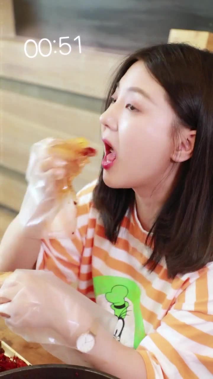 美女挑战吃小龙虾,3分钟吃完奖励1千元,最后却心塞塞