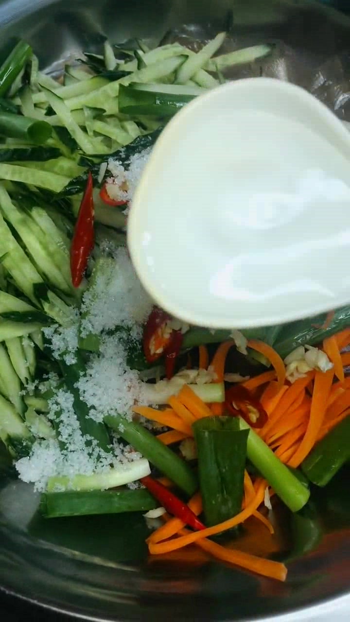 夏季天热,教你凉拌凉皮的正宗做法,难怪之前做的不好吃!