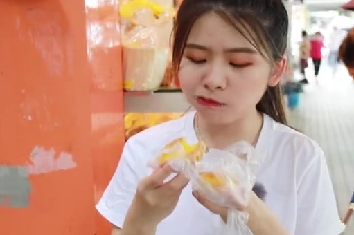 【广州蛋挞店哪家强?这些老字号值得打卡】一只新鲜滚热辣的蛋挞,是广州人的超“叹”享受。蛋挞