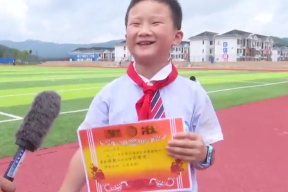【超实在!小学奖励优秀学生2斤活鲤鱼】5日,广西柳州,江川小学的春季学期散学典礼上,期末考