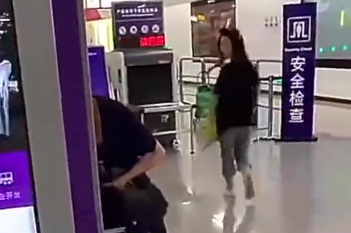 【硬核!带活鸡上地铁遭拒,大妈地铁站现场杀鸡】2019年7月6日,有网友在微博上发布一段杀