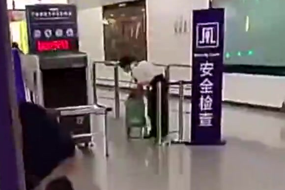 【带活鸡进轨道站被拒!硬核大妈现场杀鸡】 7月6日,有网友在微博上发布一段杀鸡视频,并配文