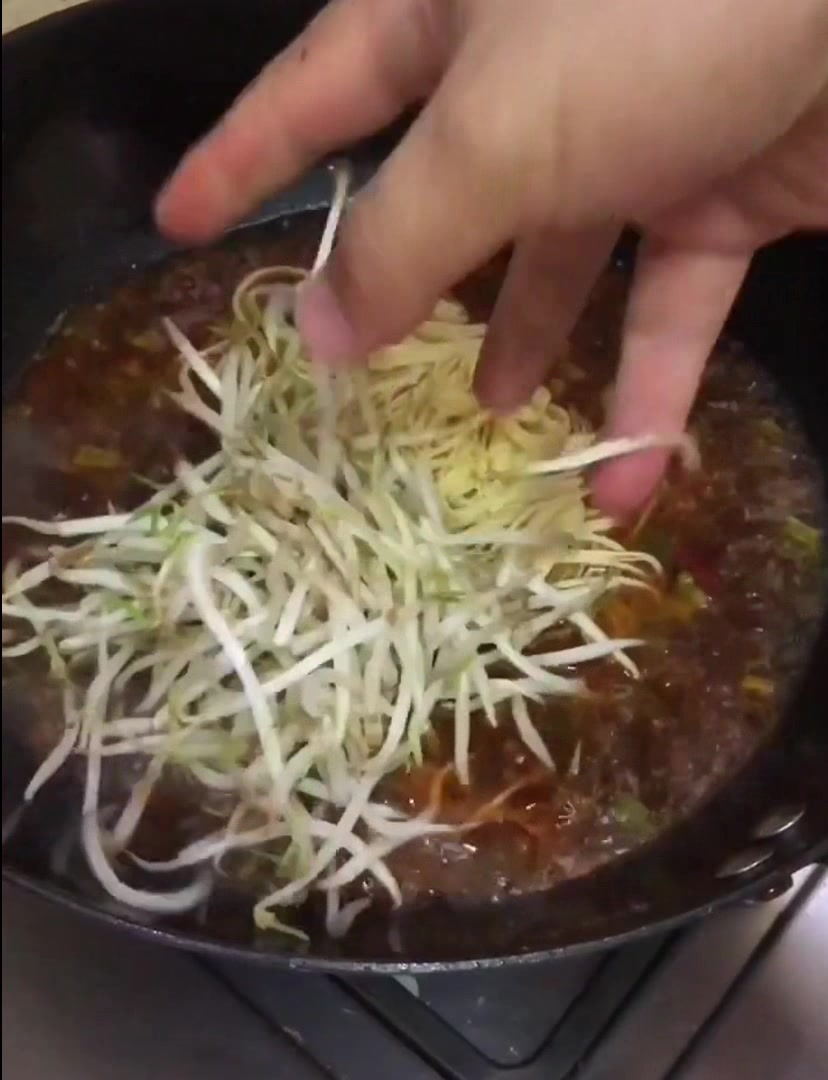 老婆吃“减肥餐”水煮白菜,按要求做了,感觉老婆可喜欢吃了!