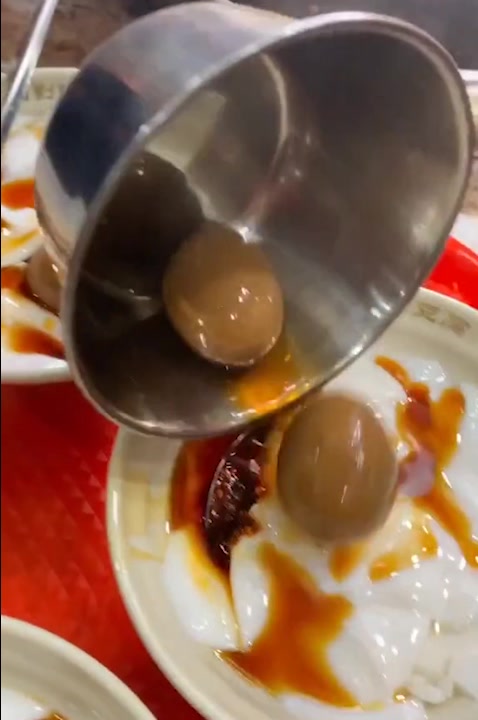 真正的街边小吃豆腐脑,倒进汤汁的那刻,我能喝五碗!