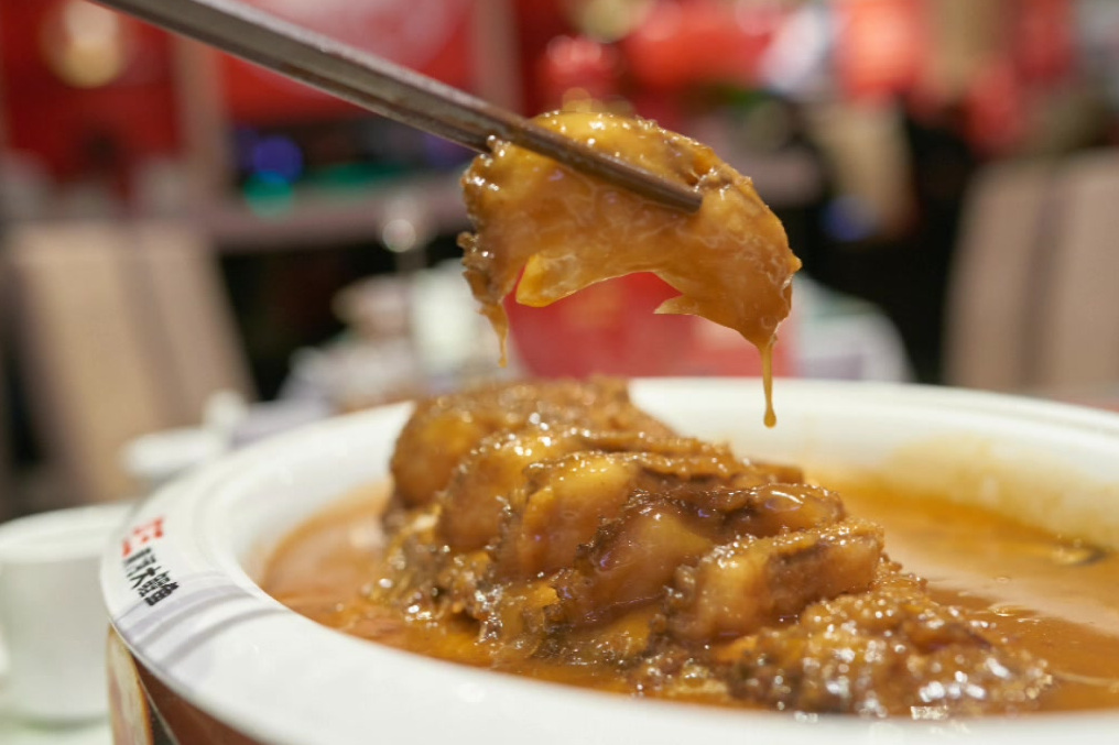 #百城百味# 来郑州旅游不可错过的美食,阿五黄河大鲤鱼。在郑州各大商业区都开有分店,店内招