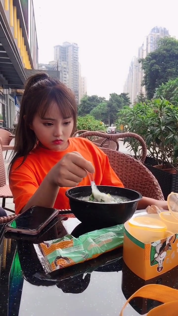 娜娜独自一人在喝粥,那迷离的眼神,实在有点心疼娜娜!