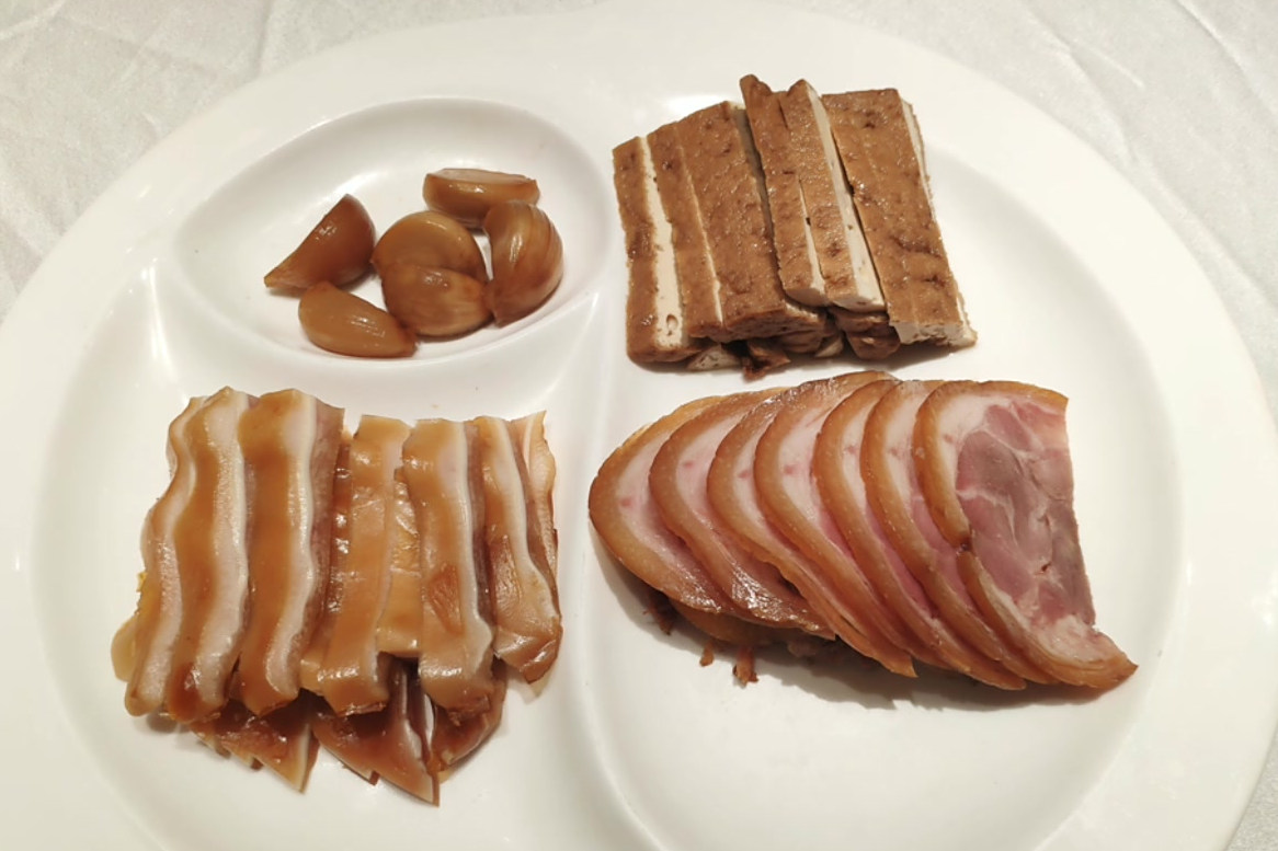 #百城百味#  素有 “铜头铁尾豆腐腰”之称的黄河大鲤鱼,被阿五黄河大鲤鱼做的淋漓尽致,色