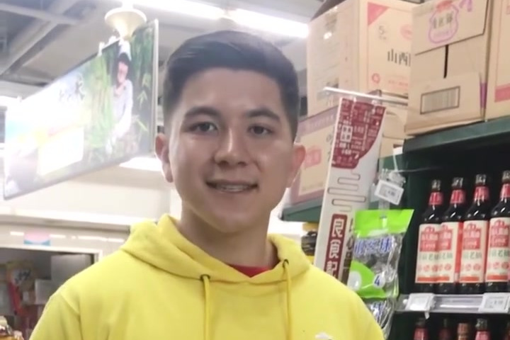 “妈妈说我5岁了,已经到了可以自己打酱油的年纪! 但是酱油用英语怎么说,大家知道吗?”