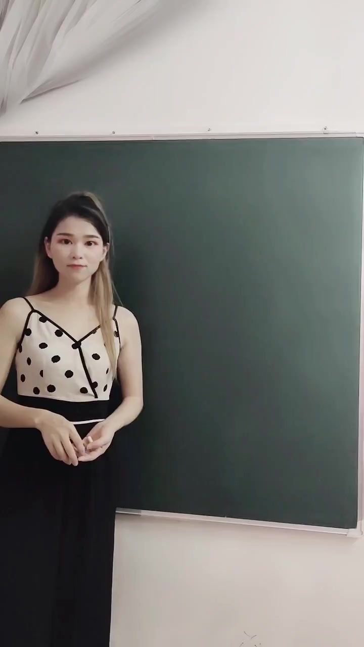 新来的美术老师,第一课就教用“2”画鲨鱼,真被她难到了