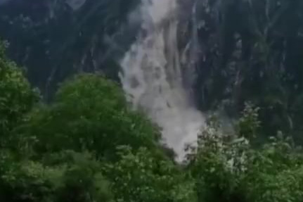【康定一危岩发生垮塌 提前转移17人】7月8日11时,受近期连续强降雨影响,甘孜州康定市三