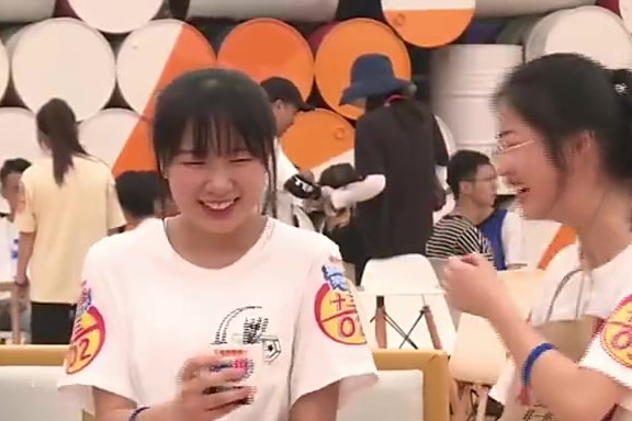 发出这魔性笑声的鹅笑女孩,像不像每天观看《摇啊笑啊桥》的你?每天中午12:30,锁定湖南卫
