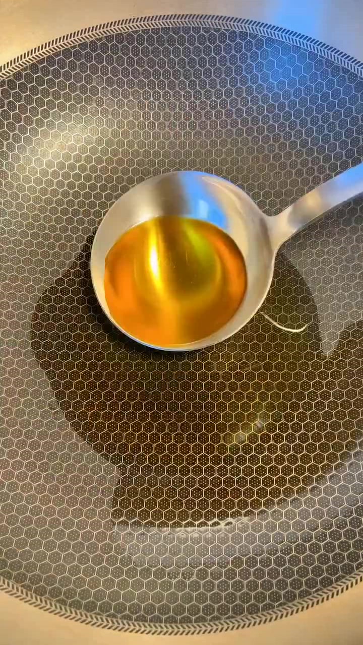 教你做一道“水煮肉片”的正宗做法,步骤讲解详细,先收藏了!