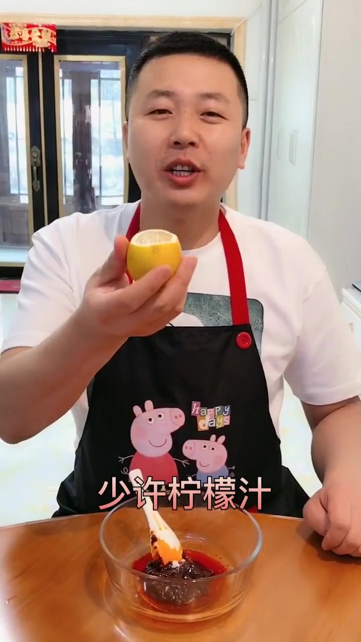 老公给媳妇做网红火鸡面,酱料倒进去,一口下去真过瘾!