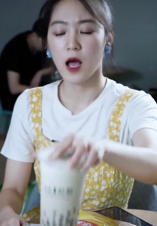 你喝过最大杯的奶茶是多大的?妹子的也太大了,这是缸吗?