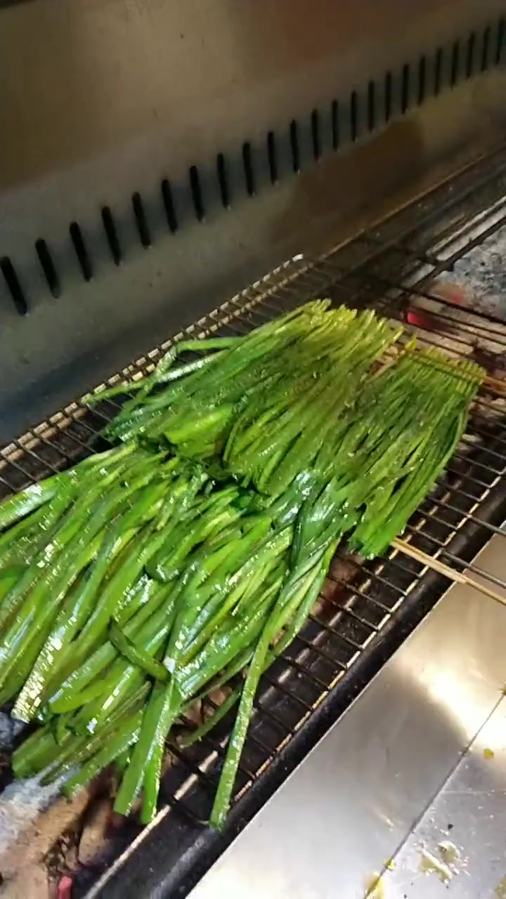 果然是烧烤的魅力,韭菜都能做成美食,真想来上一大串