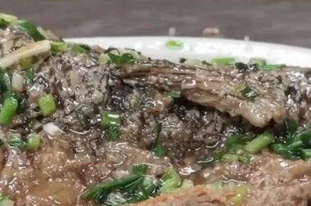 【吃货马住!200度高温炸出梧州葱油鱼:外脆里嫩还没有鱼腥味】广西梧州,厨师蒙北槐介绍,葱