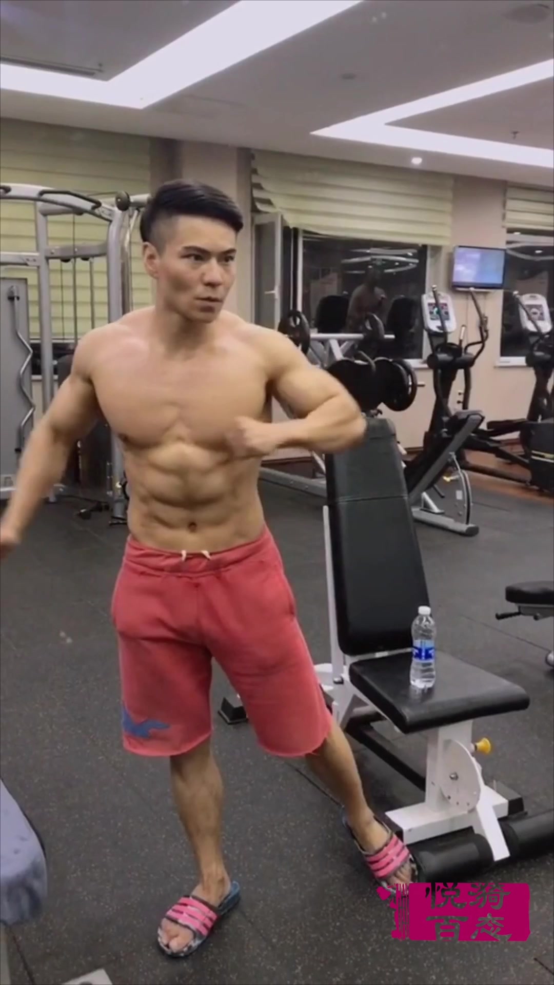 肌肉型男的身材好给力,八块腹肌犹如刀刻,胸肌和人鱼线很抢眼!