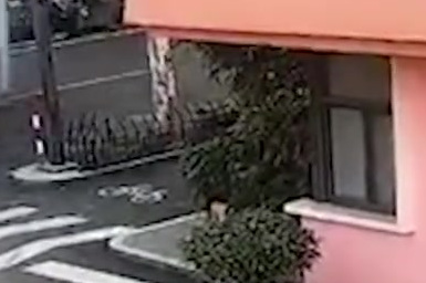 【货车司机撞坏蛋糕店广告牌引发纠纷 女店主以身堵车遭碾压身亡】7月7日,浙江杭州。一货车司