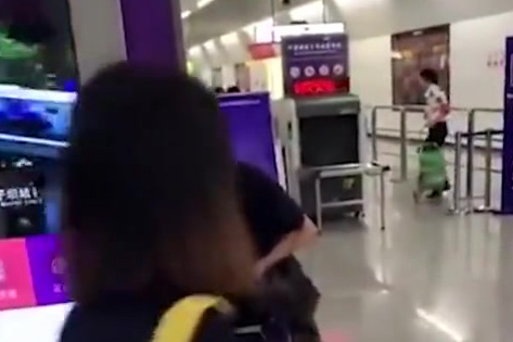 【服气!大妈带活禽上地铁被拦,现场杀鸡】7月6日,重庆地铁渝北广场站,一大妈带活禽上地铁被