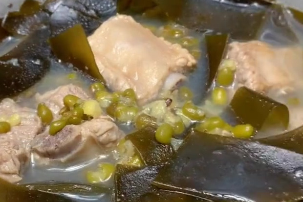 绿豆海带排骨汤,清热降火又解暑!每一口都超鲜美哒排骨汤!加入绿豆和海带味道很清爽!! 绿豆