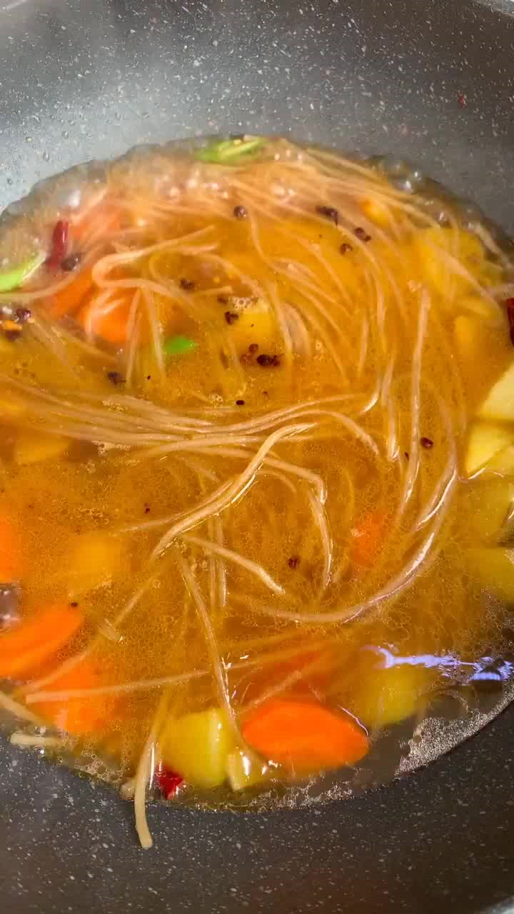 土豆烧肉这种做法,几乎所有人都爱吃,下饭必备一道菜!