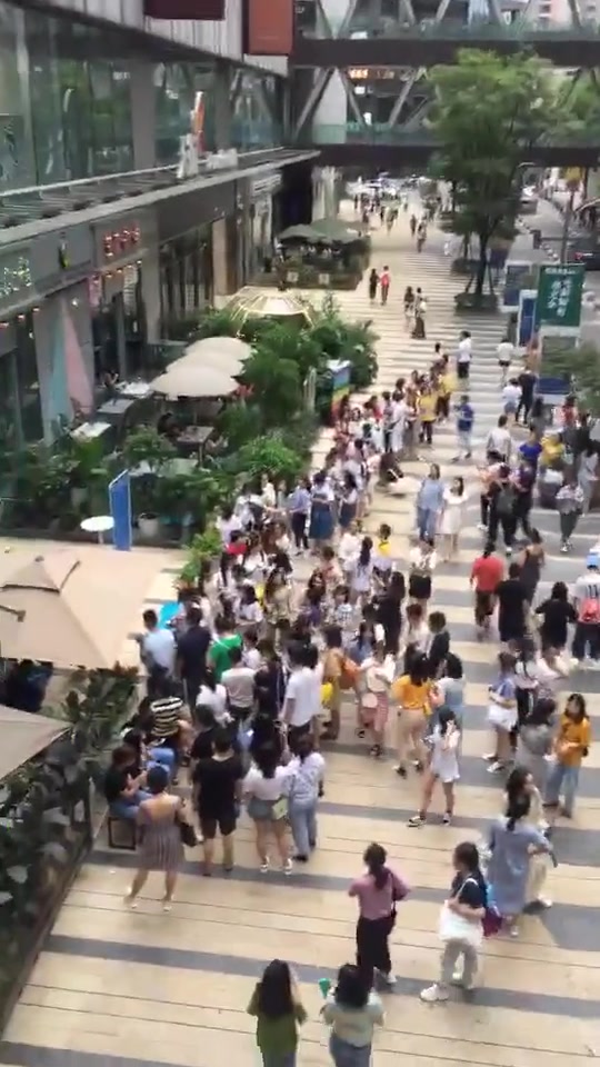 这难道就是传说中的“江湖对决”吗,看看王俊凯家的奶茶店