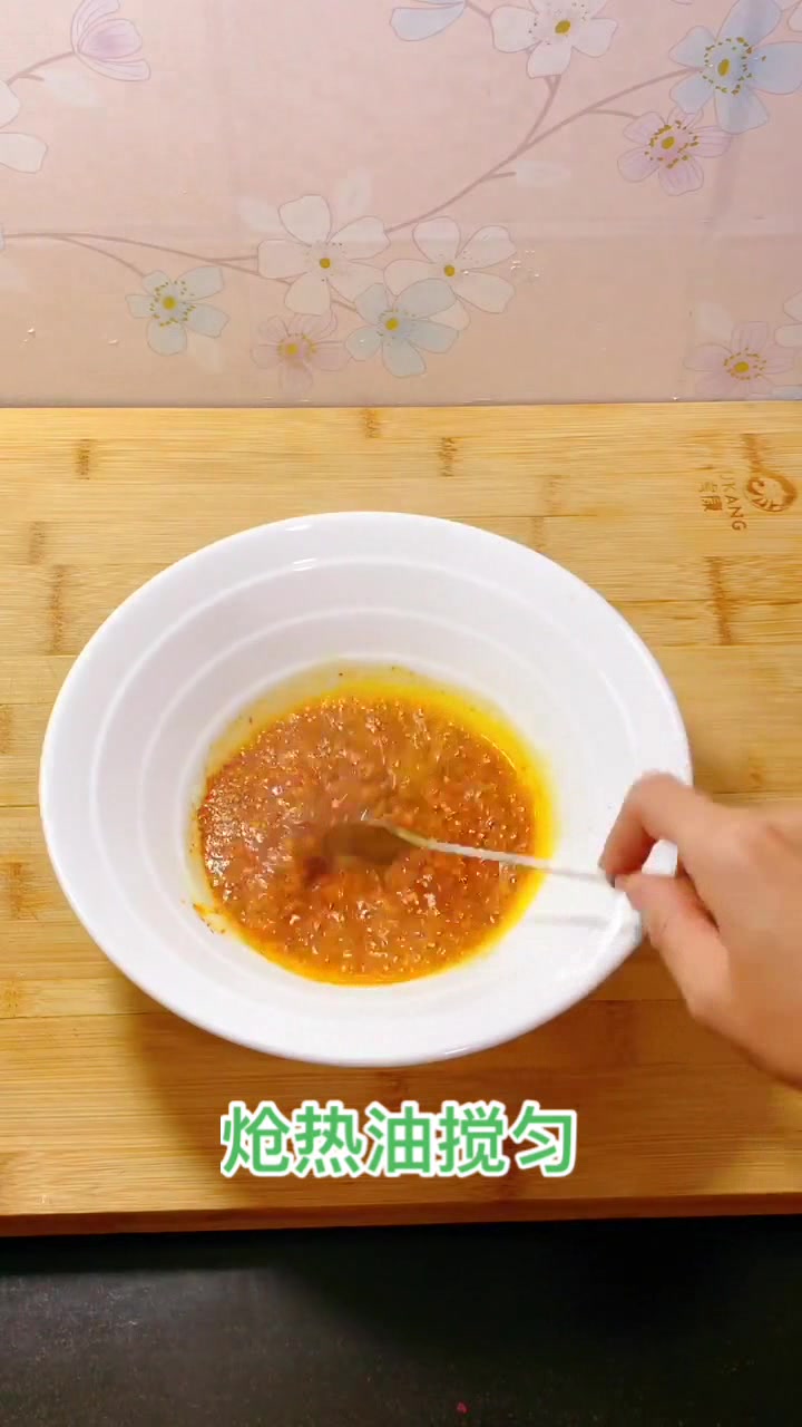 特色小吃炸年糕,外酥脆里甜糯,配上好吃的酱料堪称完美!