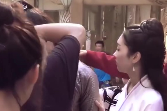 《陈情令》 花絮!江澄回忆儿时,为了达到更好的拍摄效果,阿羡和师姐在现场帮助舅舅找情绪,温