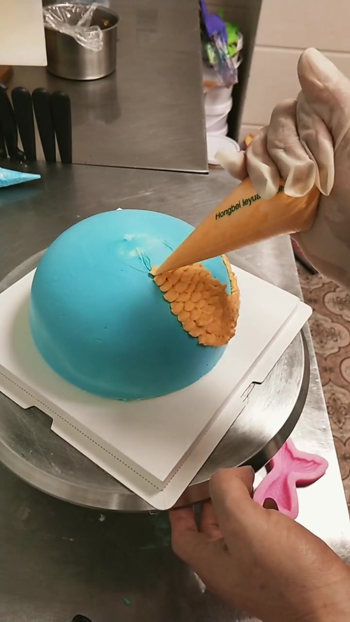 这款蛋糕也太有创意了,海洋上面的美人鱼,很适合送给女孩子