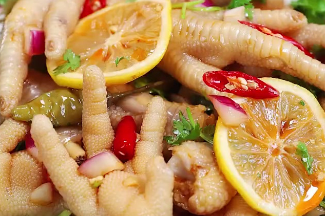 【柠香麻辣鸡爪】新升级柠檬凤爪,加了泡椒味更美~ 做完放入冰箱冷藏后再食用更入味又劲道十足