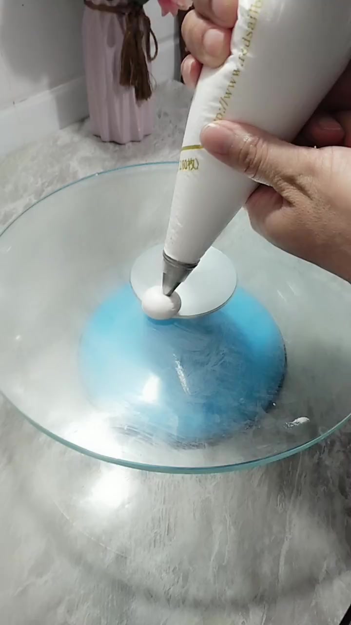 裱花师这惊人的手艺,让我看得好钦佩!竟然做出了一个白龙马
