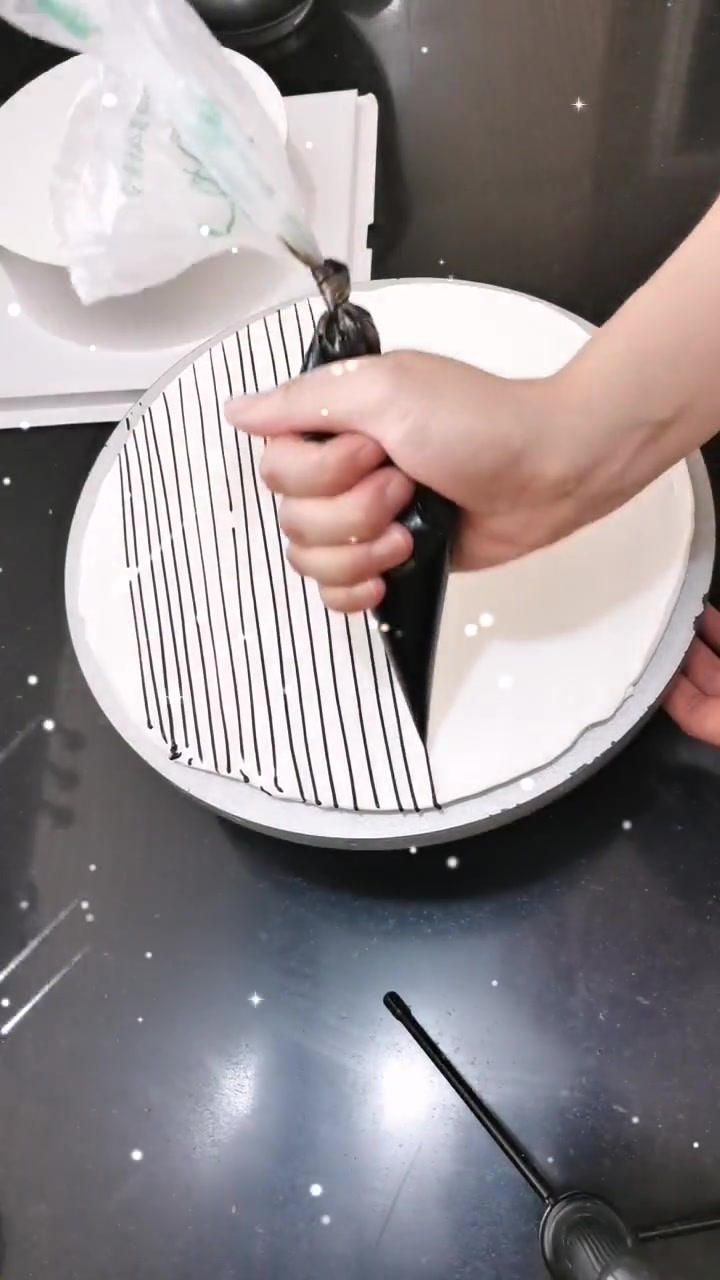 专门定制的蛋糕,按下去的瞬间把我看愣了,为这个创意打满分!