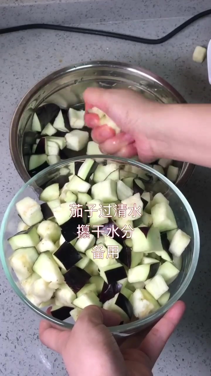 茄子肉丁菠菜面做法,学会做一道给家人做晚餐,特别好吃