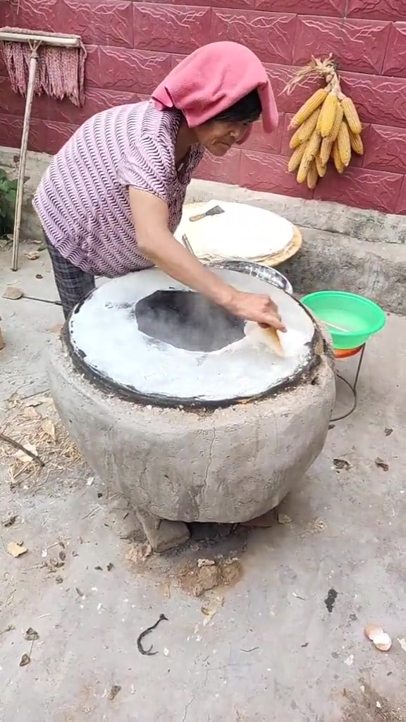 这炉子可是我们自己家做的,这样平时在家都可以吃煎饼果子了